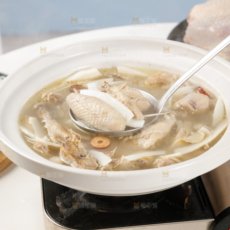 勺子上舀着椰子鸡
