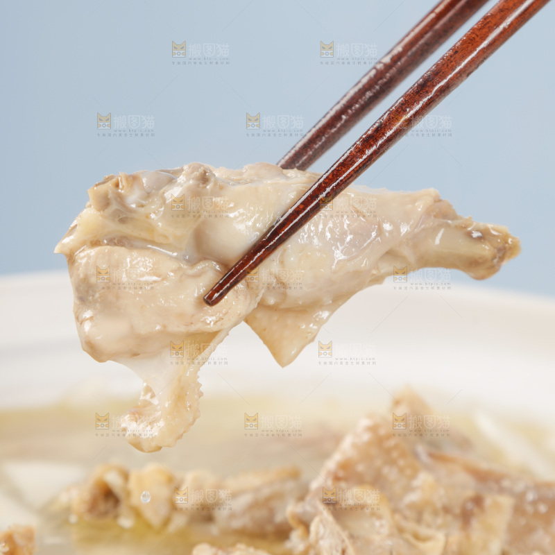 筷子上夹着椰子鸡