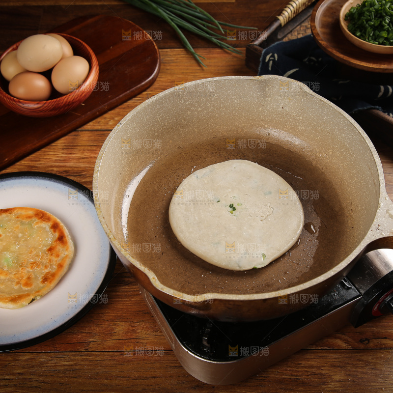 锅里煎着葱油饼