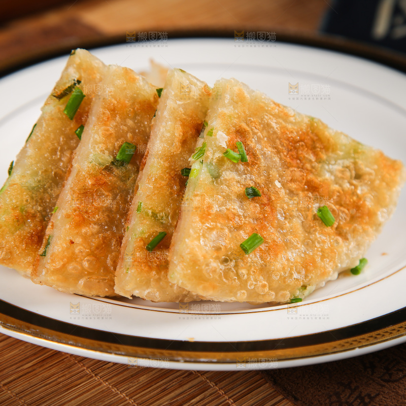 盘子里放着煎饼