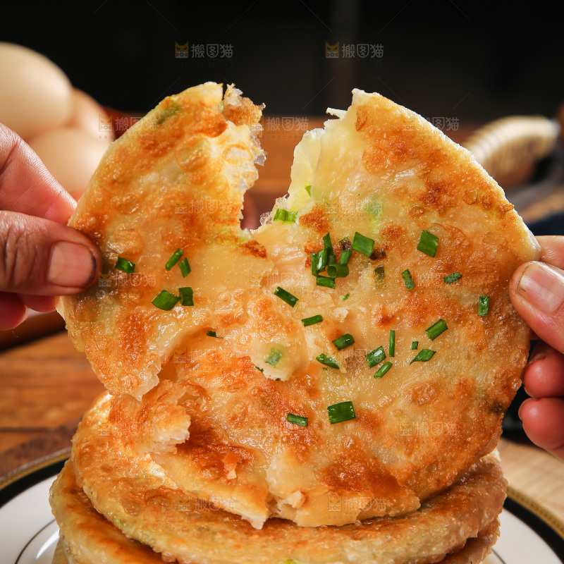 手里拿着葱油饼
