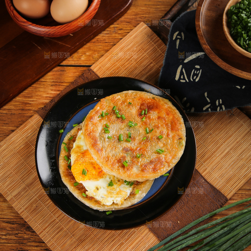 盘子里的葱油饼荷包蛋
