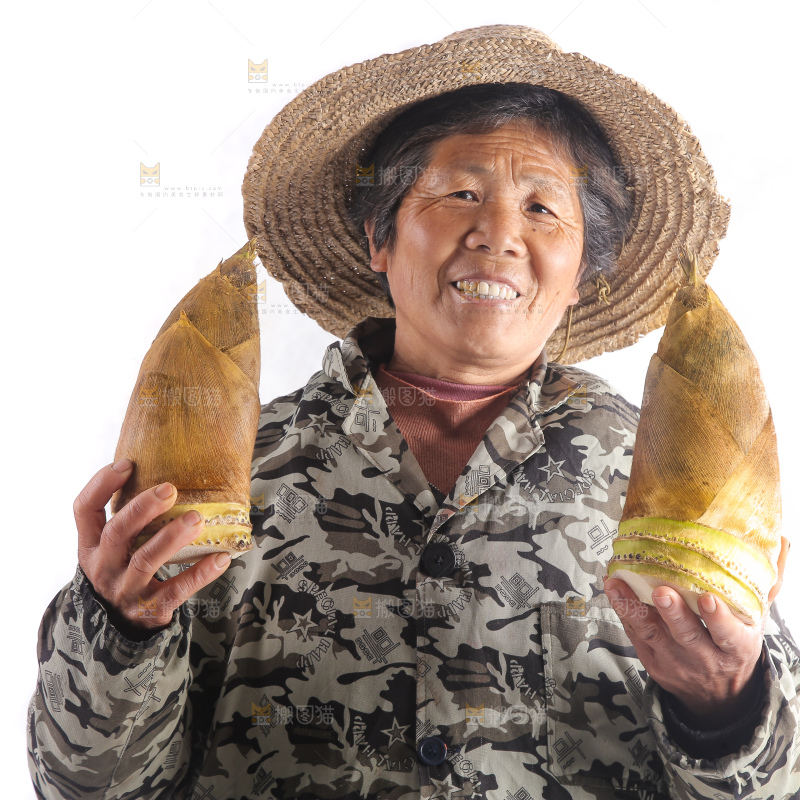 手里拿着黄泥大春笋