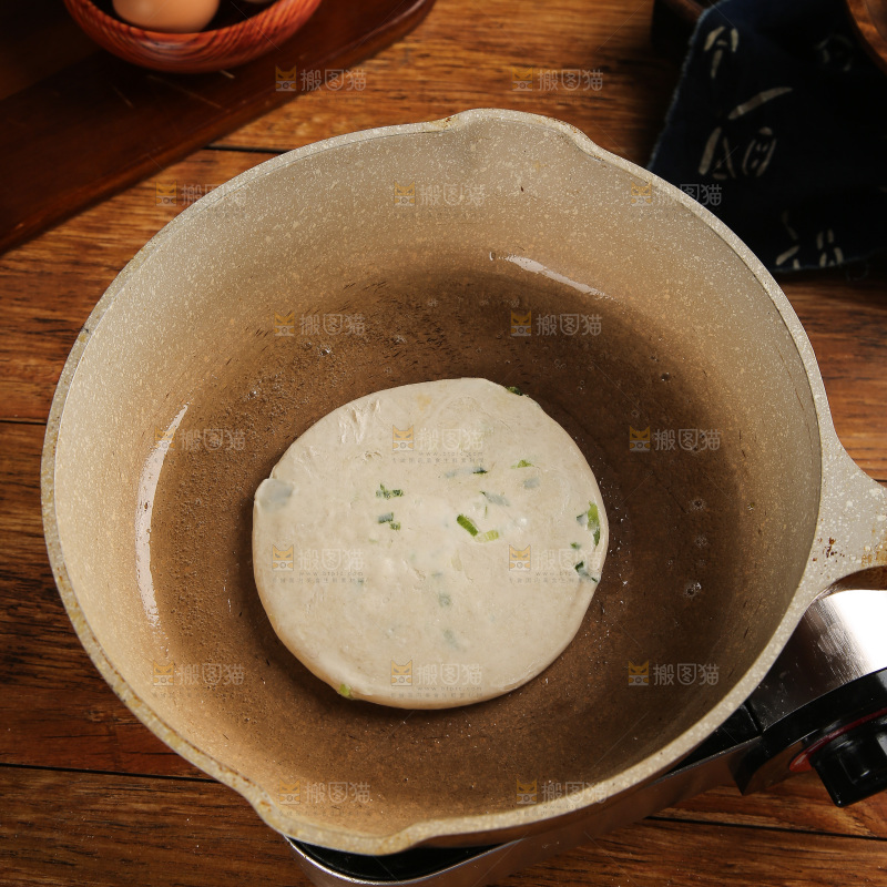 锅里煎着葱油饼