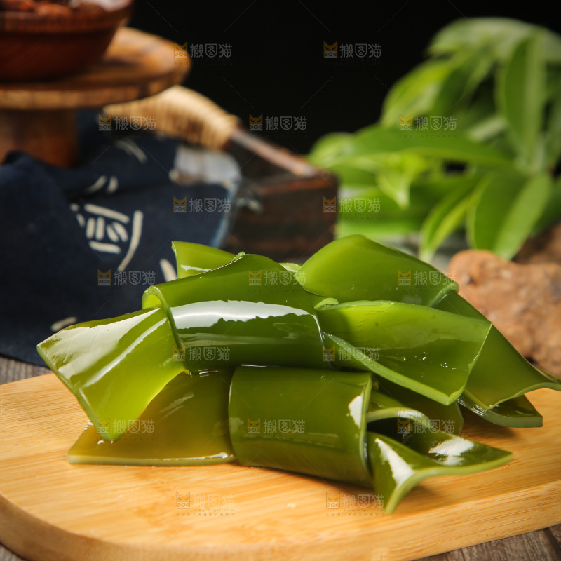木板上摆放着海带结