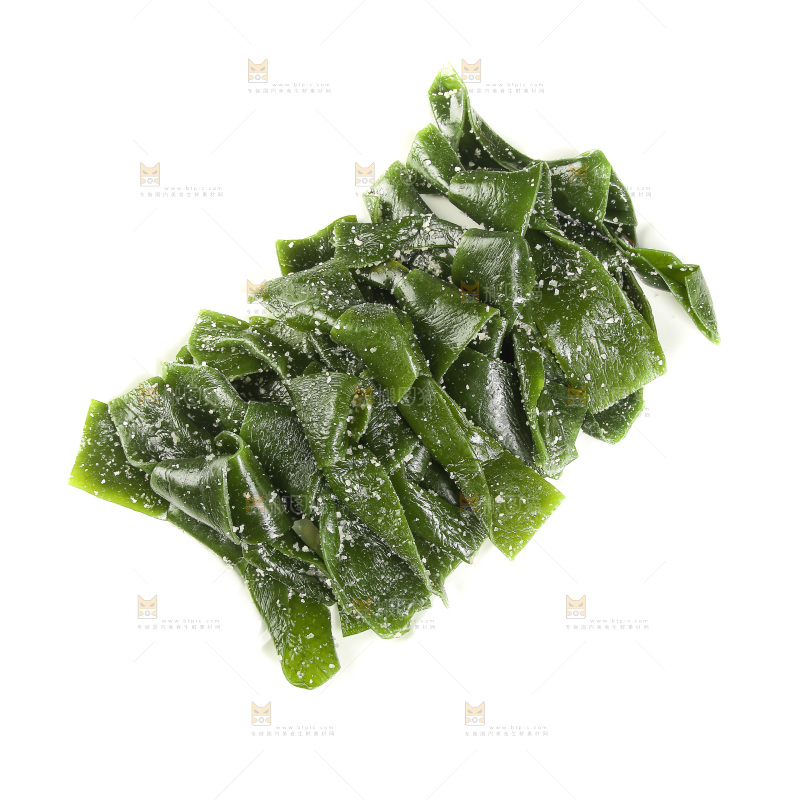 白底上摆放着新鲜盐渍海带结