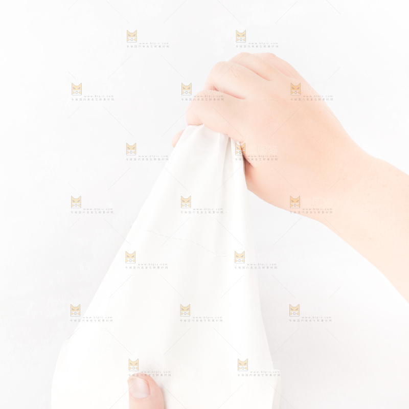 手上撕着卷纸