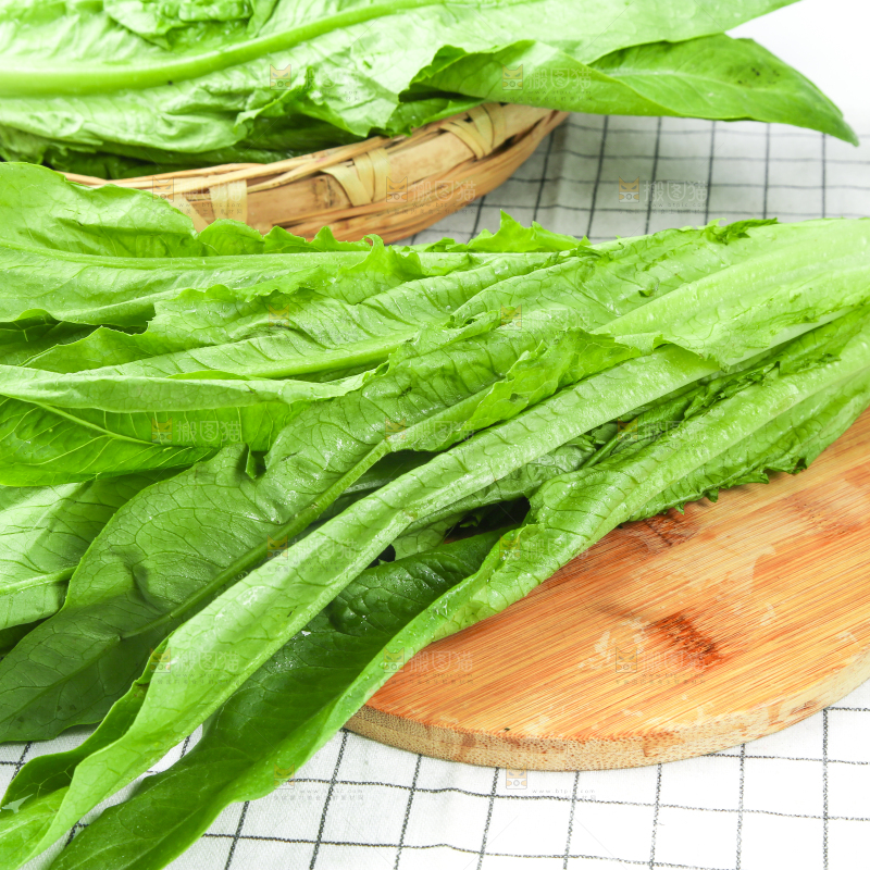 格子底上放着油麦菜