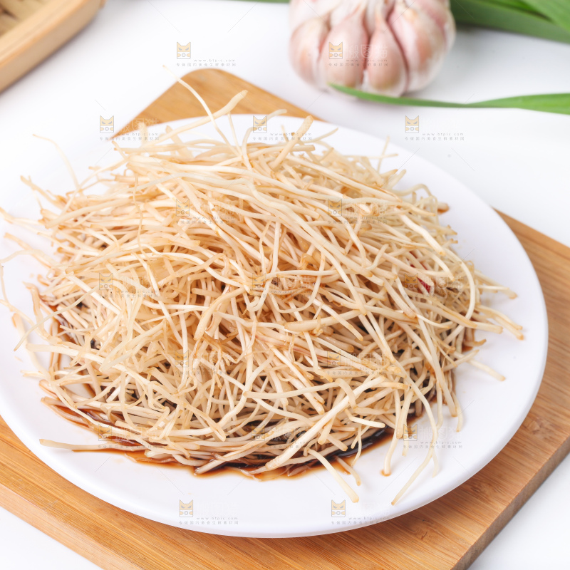 盘子里的凉拌大蒜须