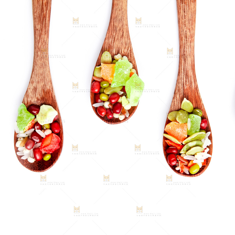 勺子里的五谷水果粥