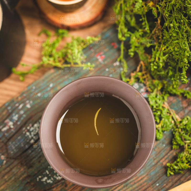 木底上放着一杯铁观音茶