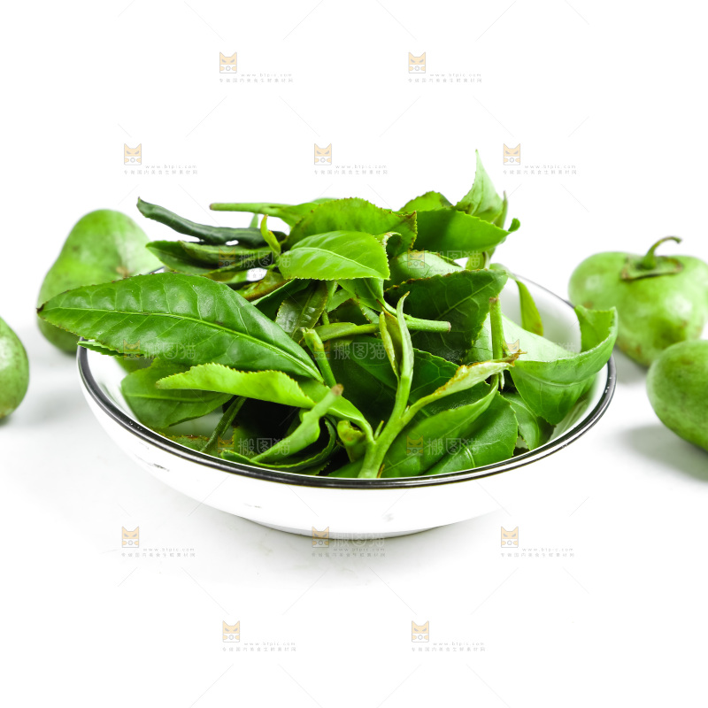 白底上放着绿茶叶