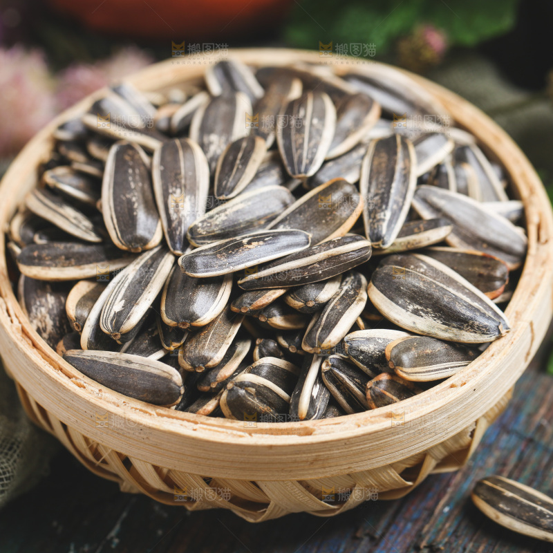 木底上放着一碗葵花籽