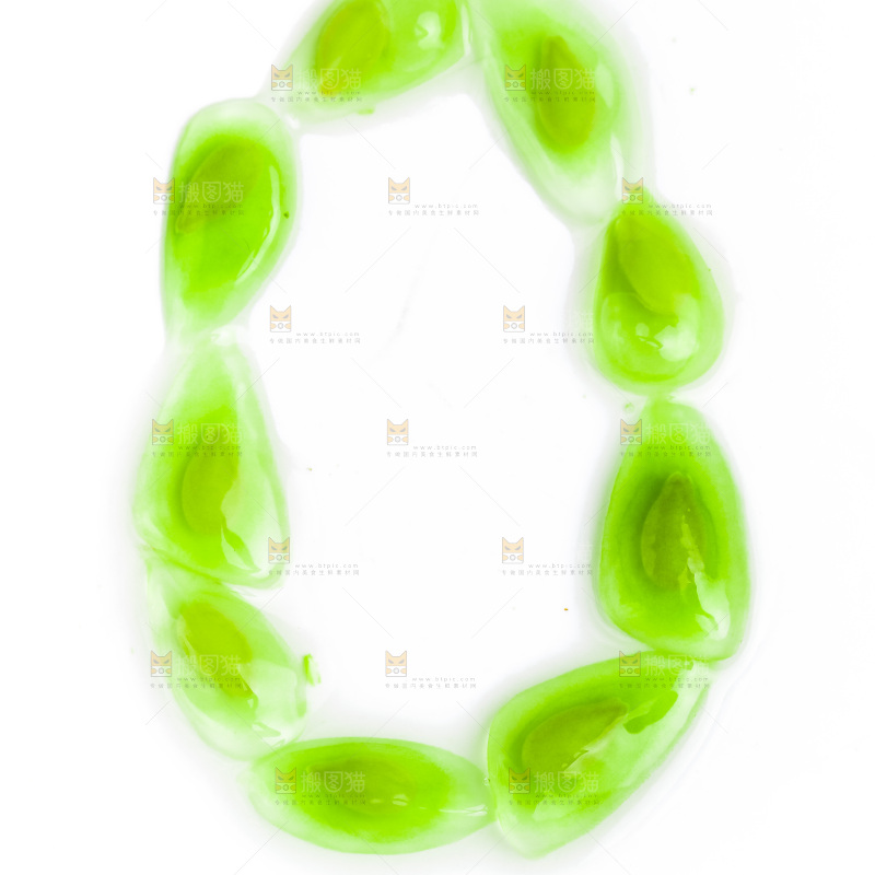 白底上摆放着火参果的籽