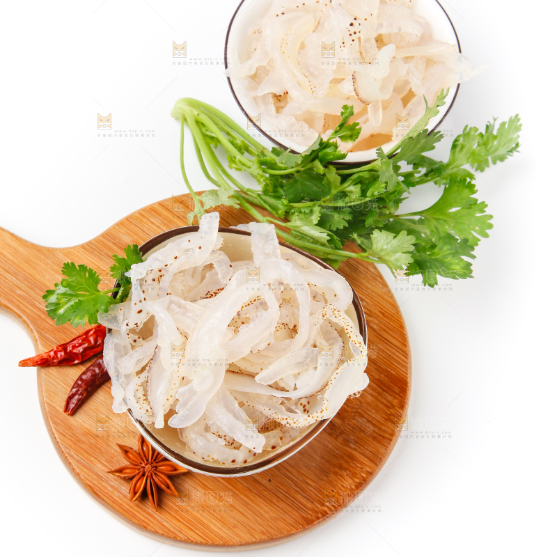 碗里装着海蜇丝