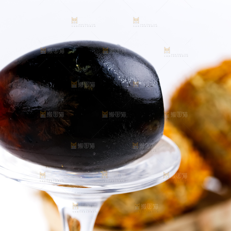 玻璃杯上放着松花蛋