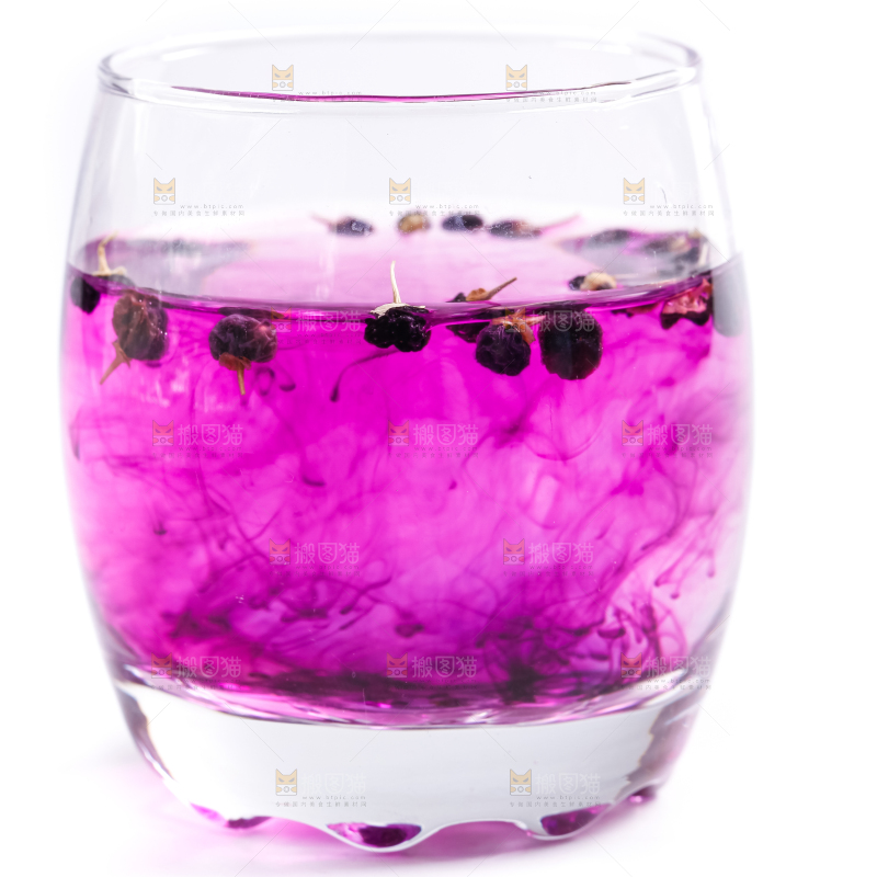 杯子里装着黑枸杞茶