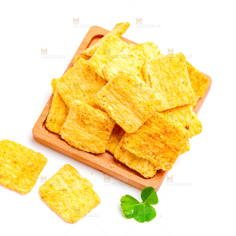 白底上放着麻辣锅巴