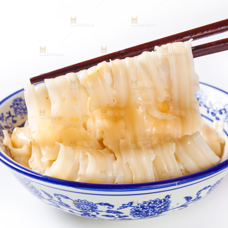 盘子里装着刀削面