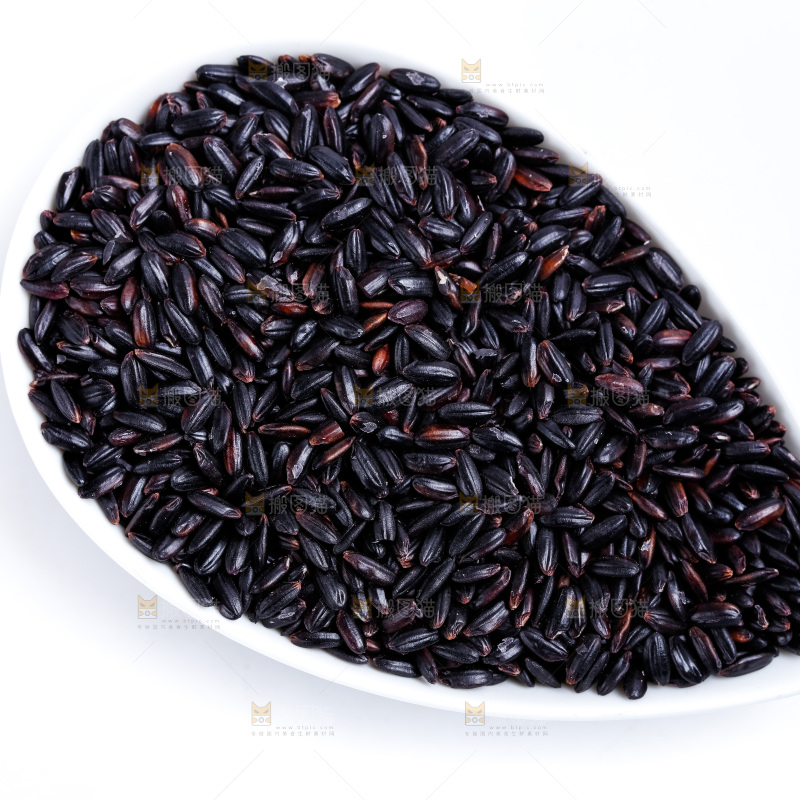 浅底上放着黑香米