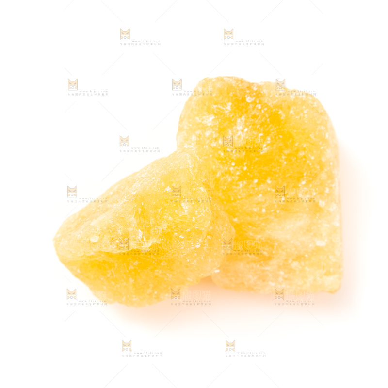 白底上放着冰糖块