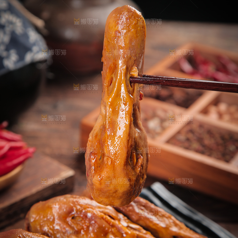 筷子上夹着鸭头