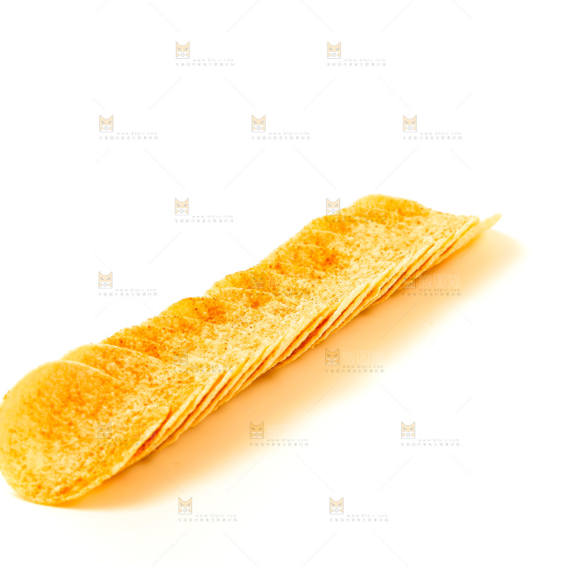 白底上的薯片