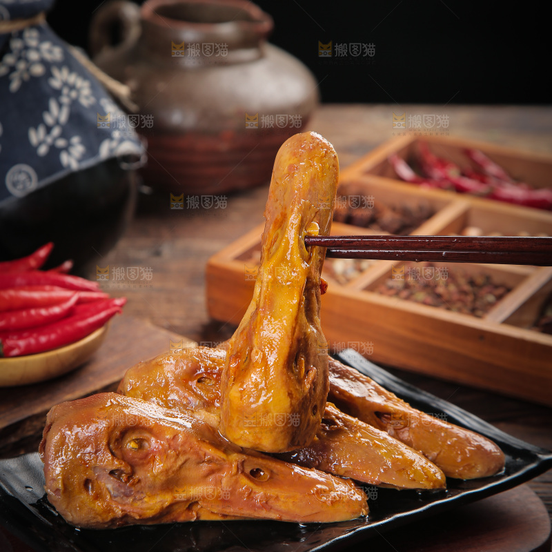 筷子上夹着鸭头