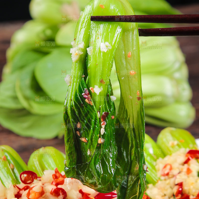 筷子上夹着凉拌青菜