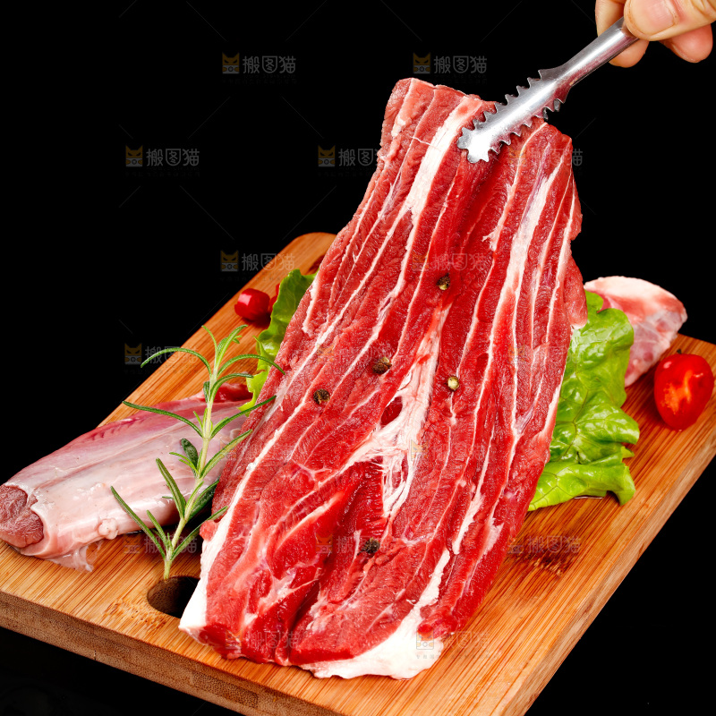 夹子上夹着牛腱肉