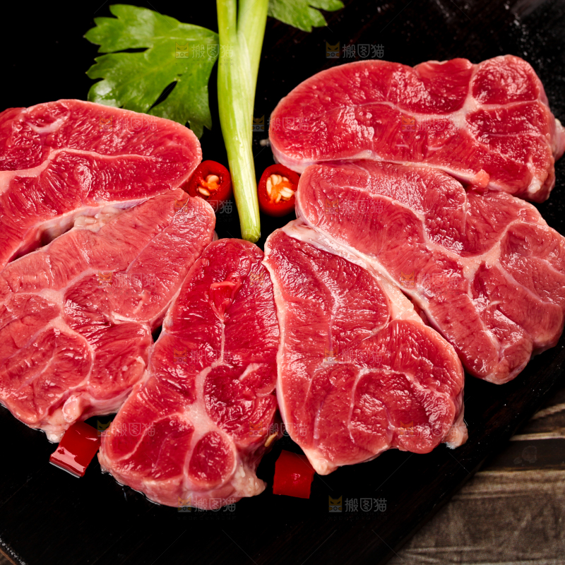 木底上的黄牛牛腱子肉