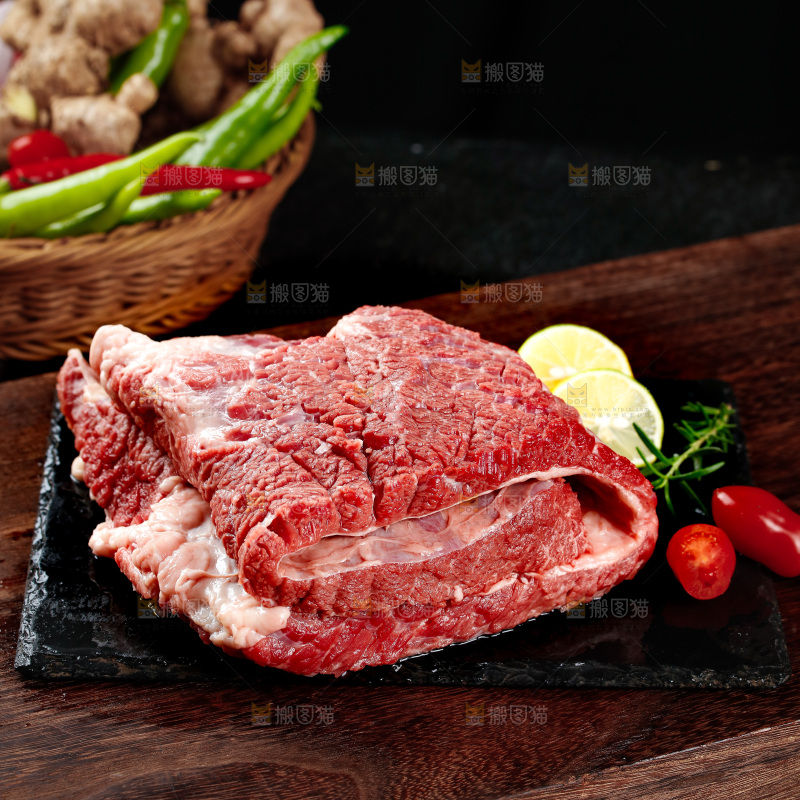 黑石板上放着牛腩肉