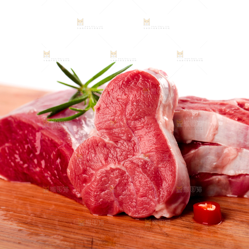 木底上放着切块的牛腱子肉