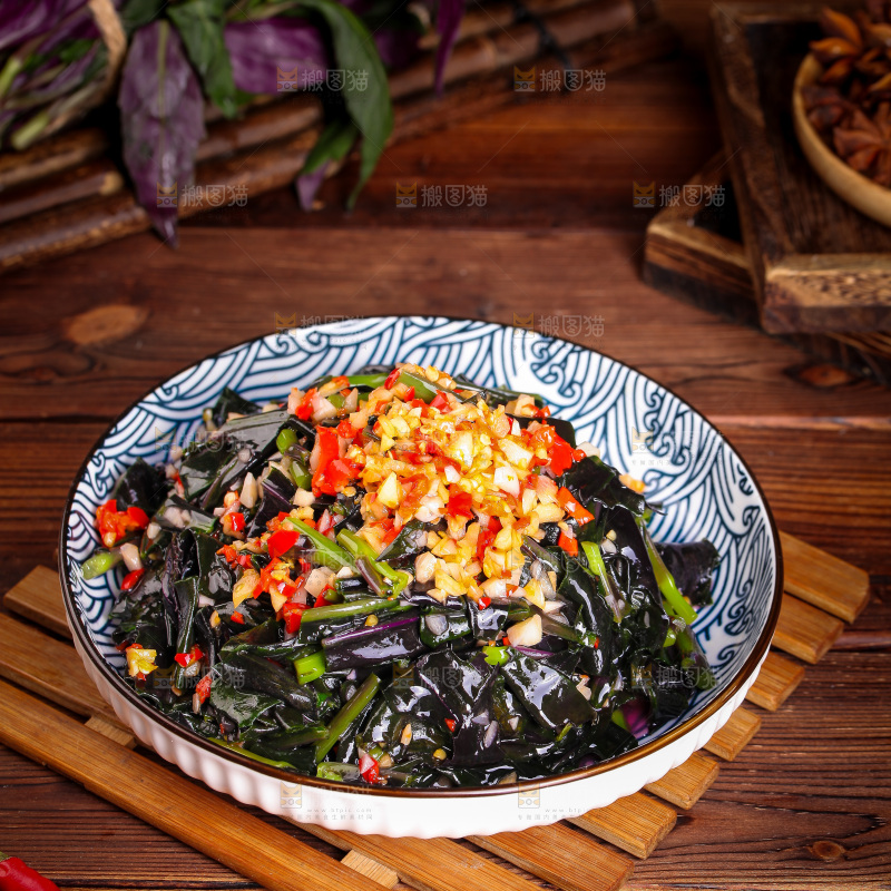 木底上放着一盘凉拌紫背天葵