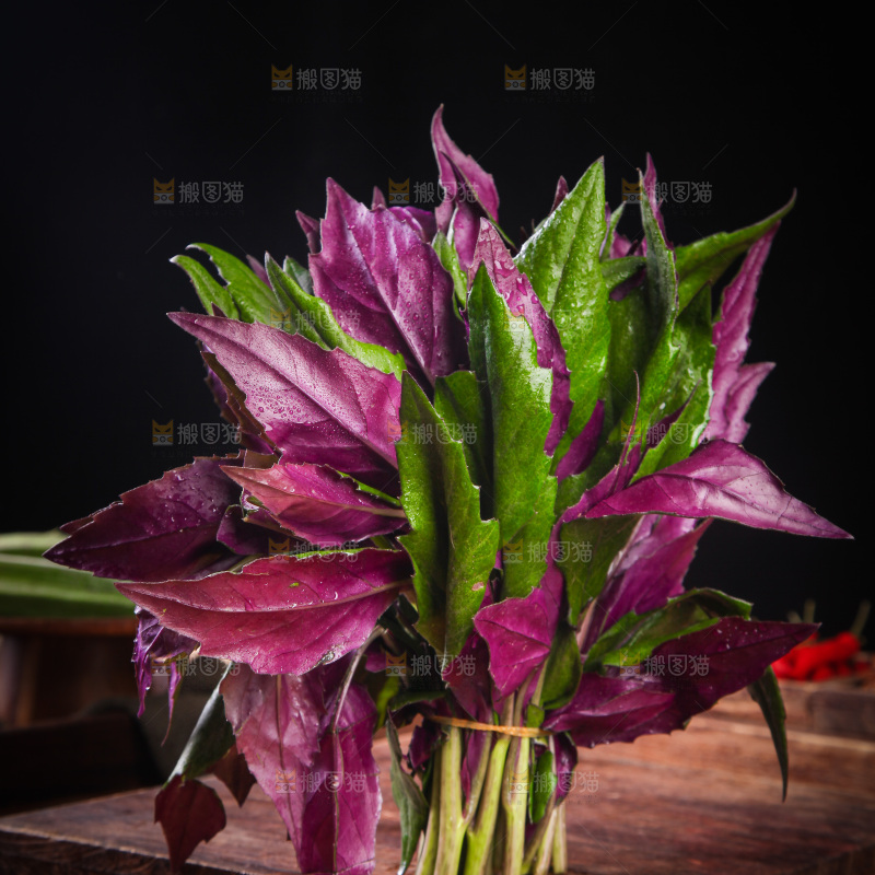 木底上放着红凤菜