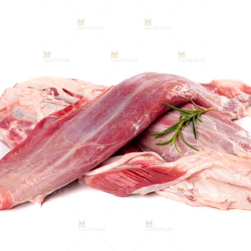 白底上放着新鲜牛腱子肉