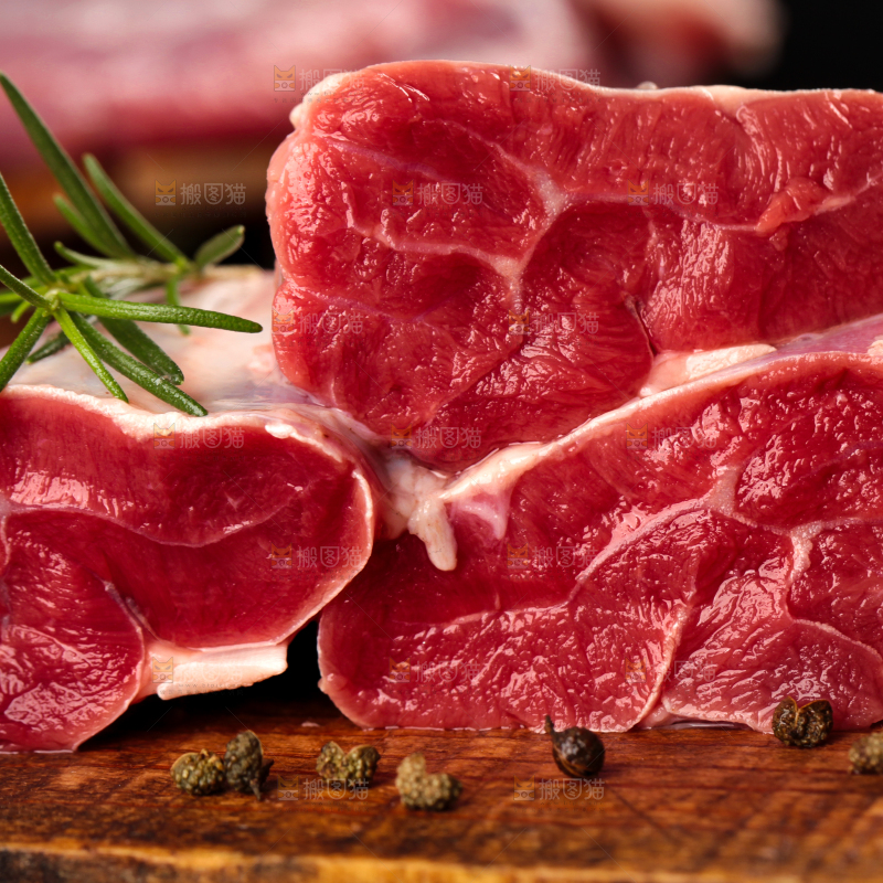 木底上的新鲜牛肉