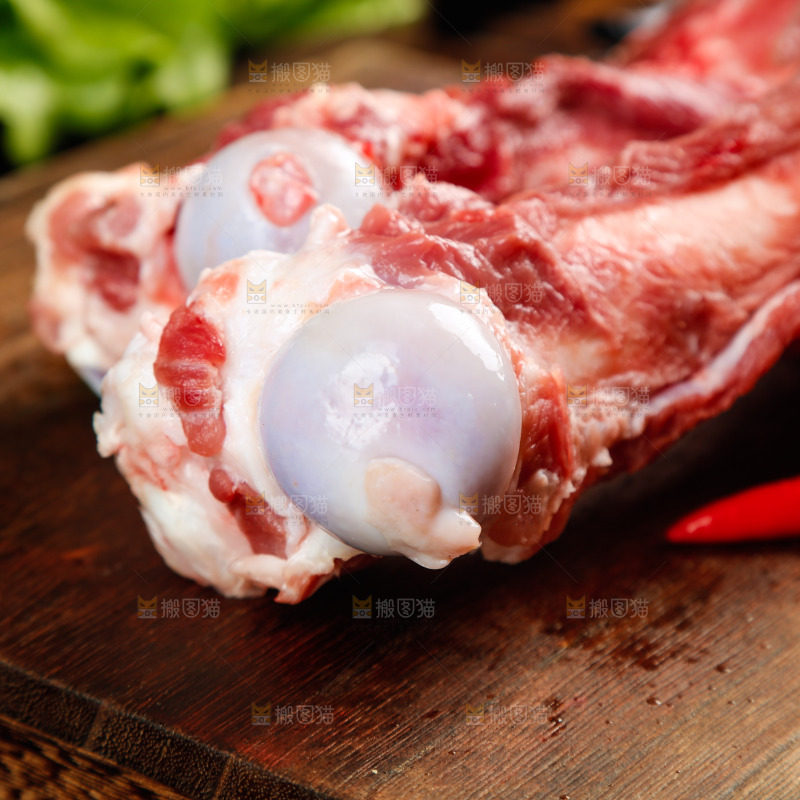 新鲜的猪筒骨