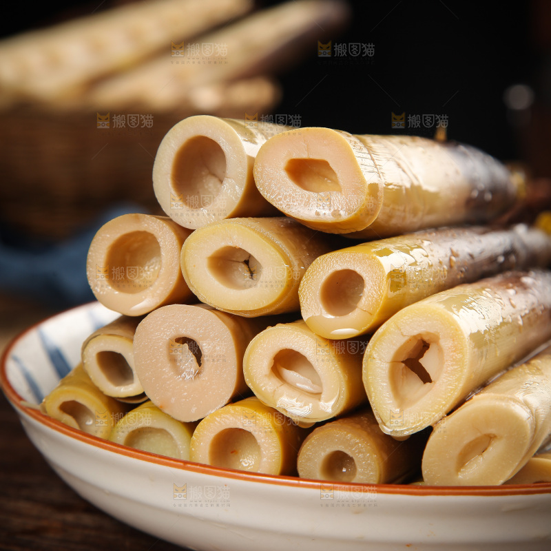 木底上放着一盘老汤味手剥笋