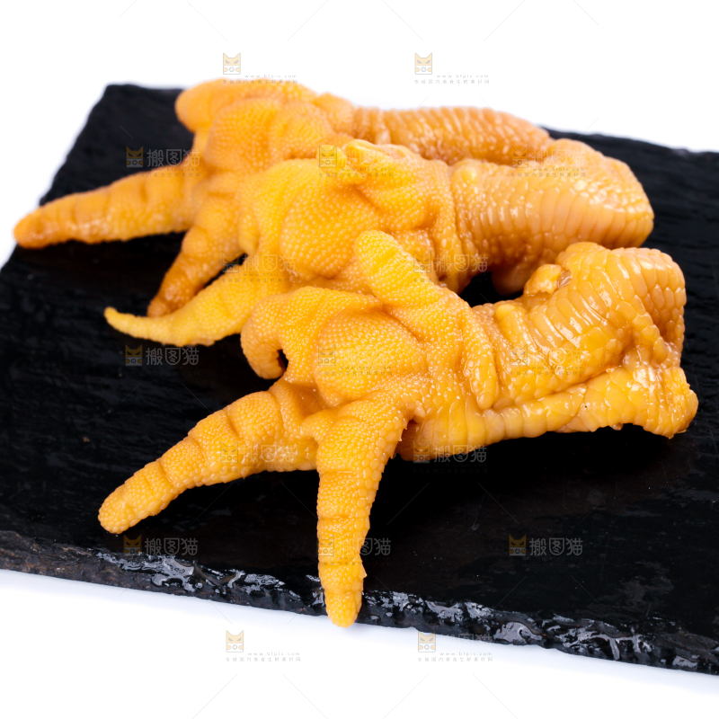 黑石板上放着无骨凤爪