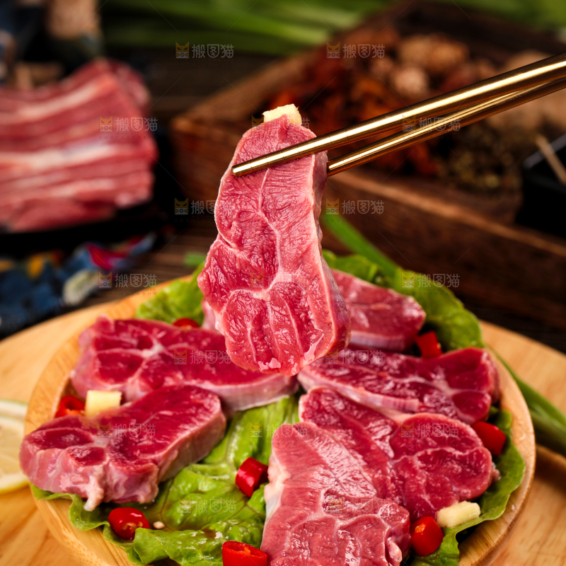 筷子上夹着牛腱肉