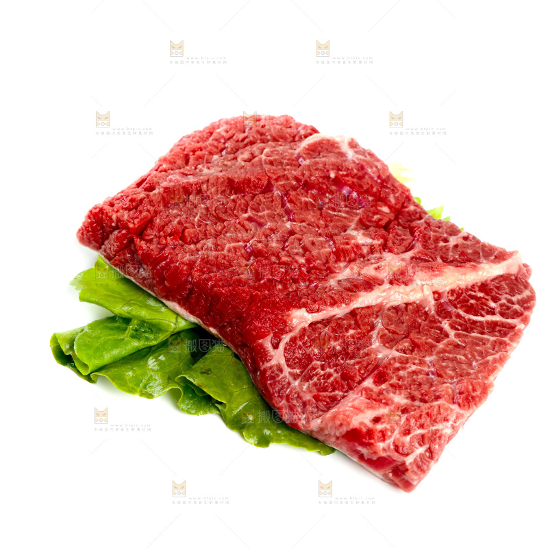 新鲜牛腩肉摆放在白底上