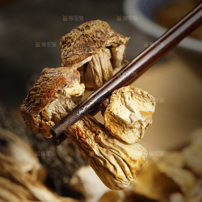 筷子上夹着姬松茸