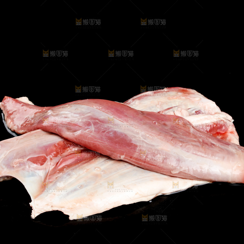 黑底上放着牛腱子肉