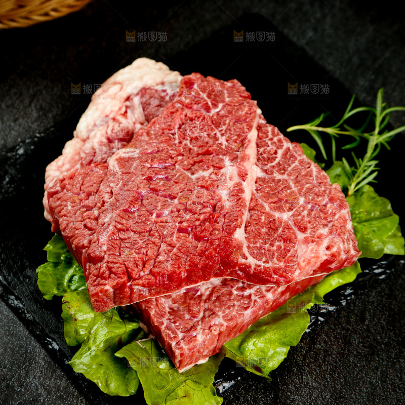 黑底上放着黄牛腩肉