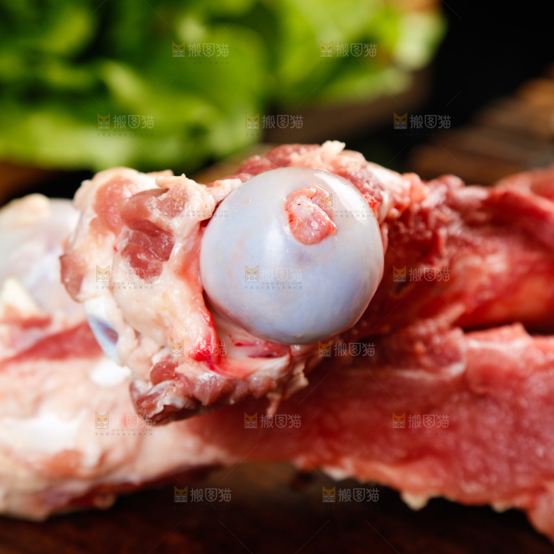木板上的筒子骨