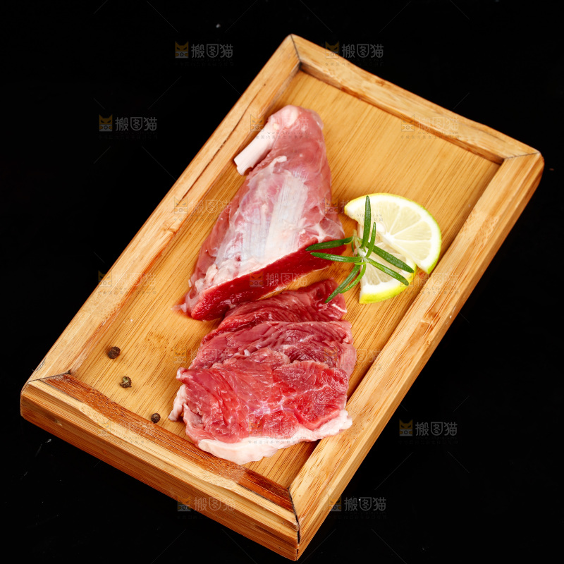 木板上放着牛腱肉