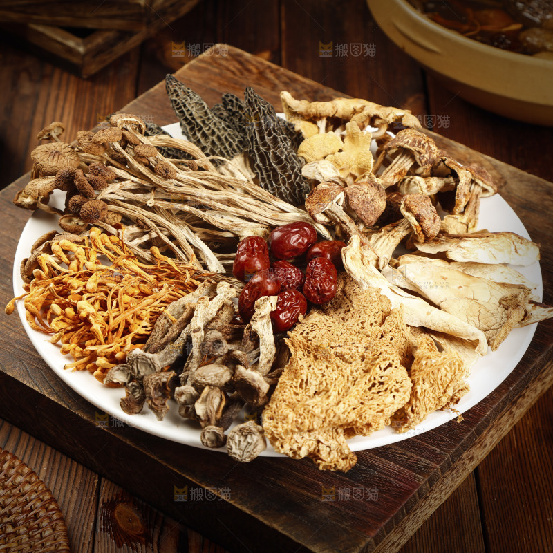 木底上放着一盘八珍菌菇食材