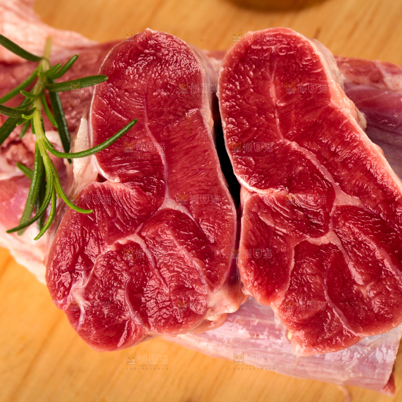 木底上的生牛肉