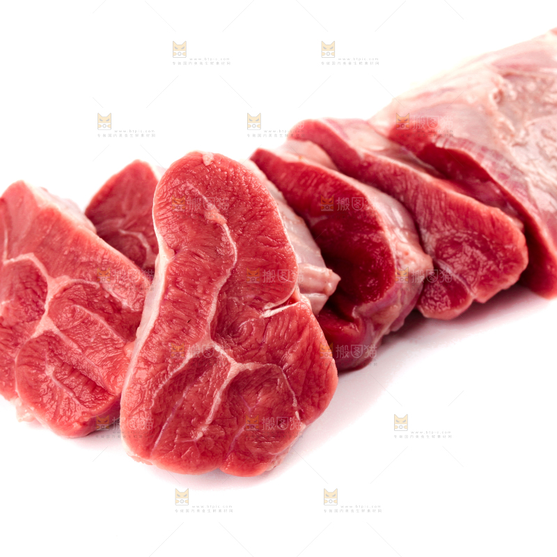 白底上放着切块的牛腱子肉